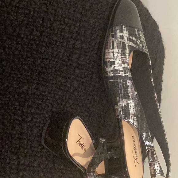 New without tags Trotters black and silver sling back pumps, size 9 1/2 N - Picture 8 of 8